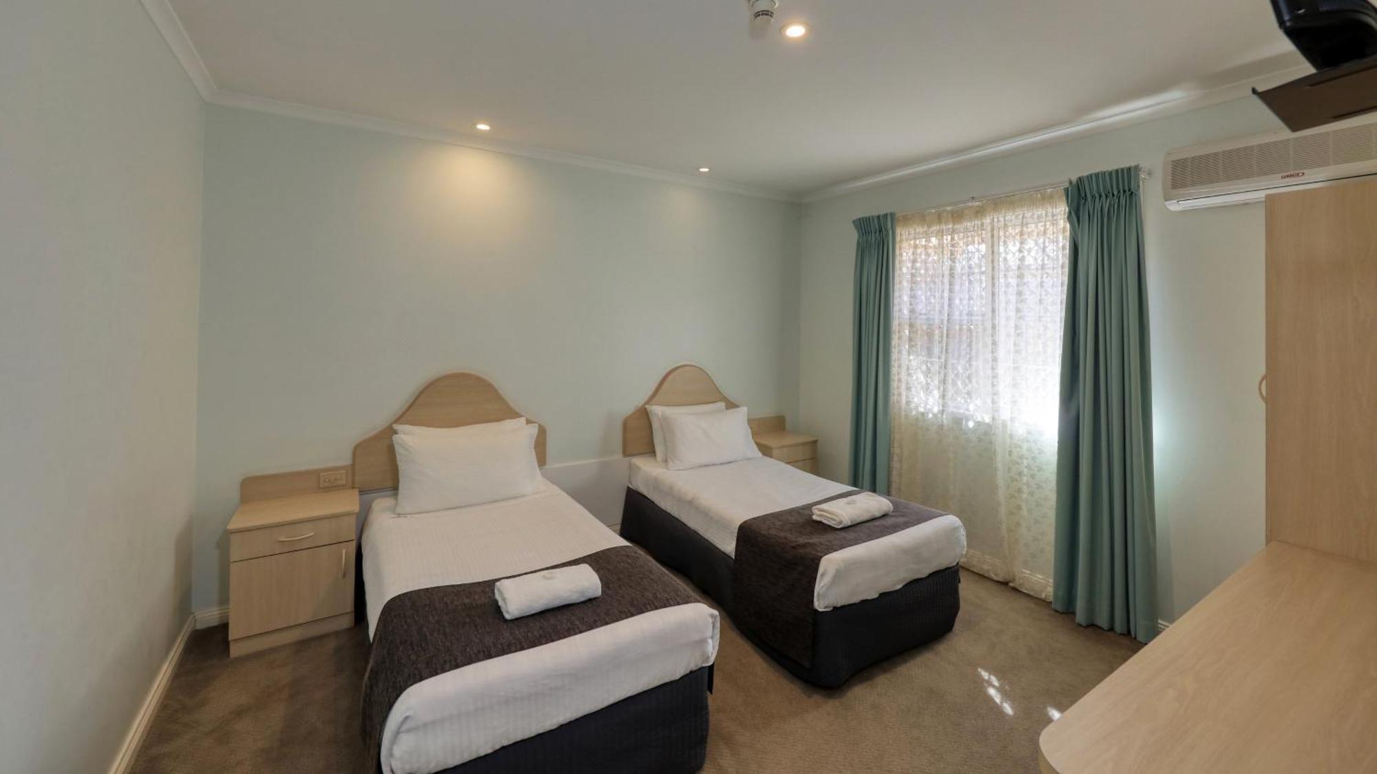 Charles Rasp Motor Inn & Cottages Broken Hill Exterior photo