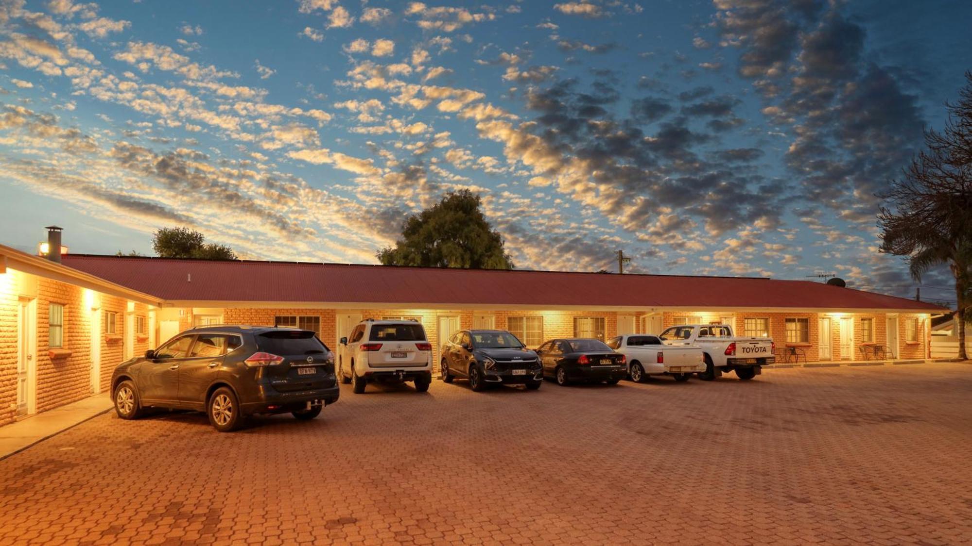Charles Rasp Motor Inn & Cottages Broken Hill Exterior photo