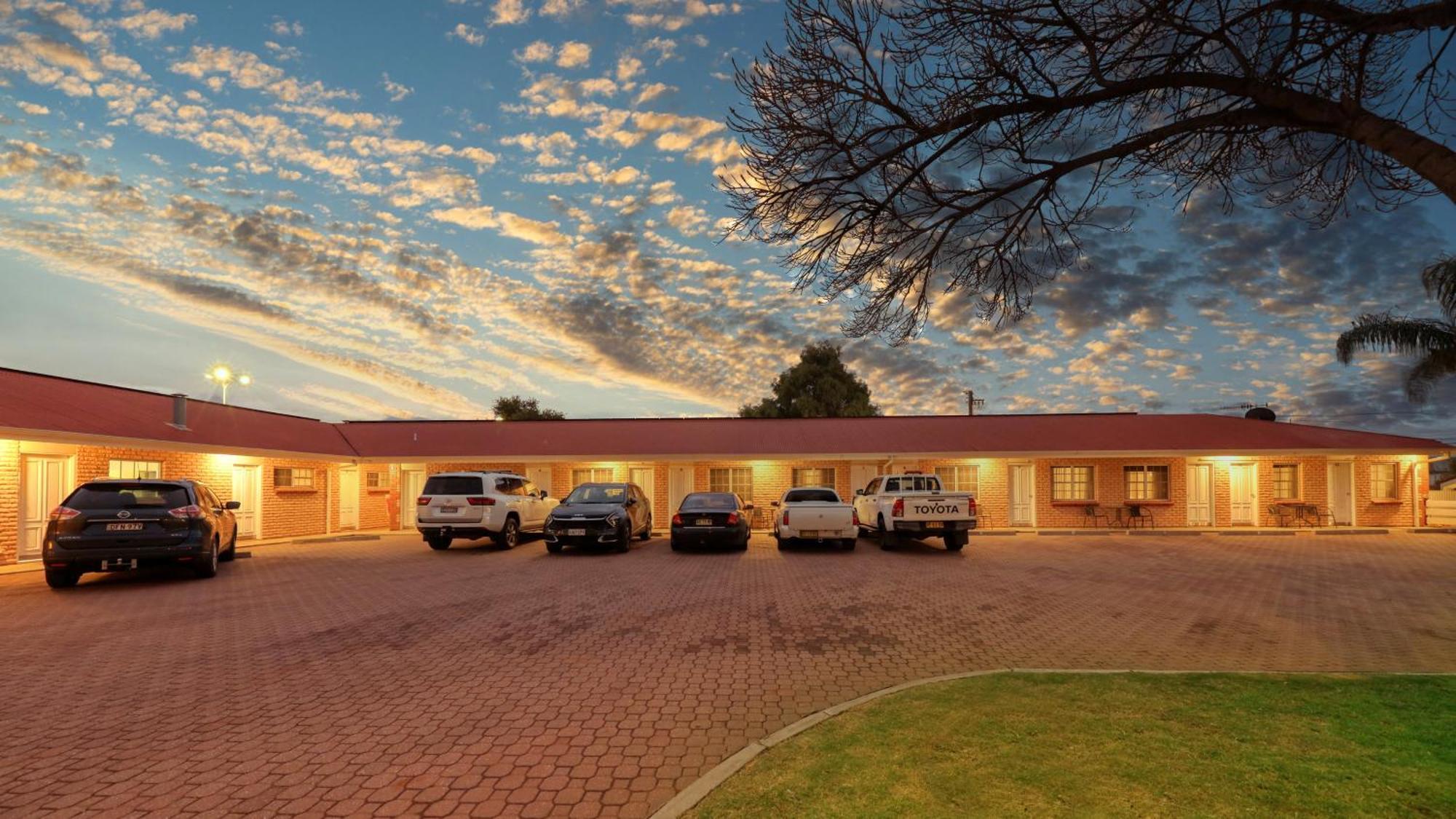 Charles Rasp Motor Inn & Cottages Broken Hill Exterior photo
